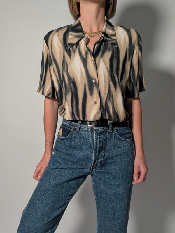Vintage blouse met korte mouwen in zand, taupe en zwart met vloeiende abstracte print.