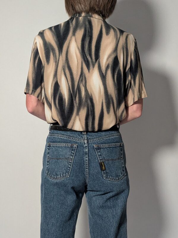 Vintage blouse met korte mouwen in zand, taupe en zwart met vloeiende abstracte print.