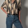 Vintage blouse met korte mouwen in zand, taupe en zwart met vloeiende abstracte print.