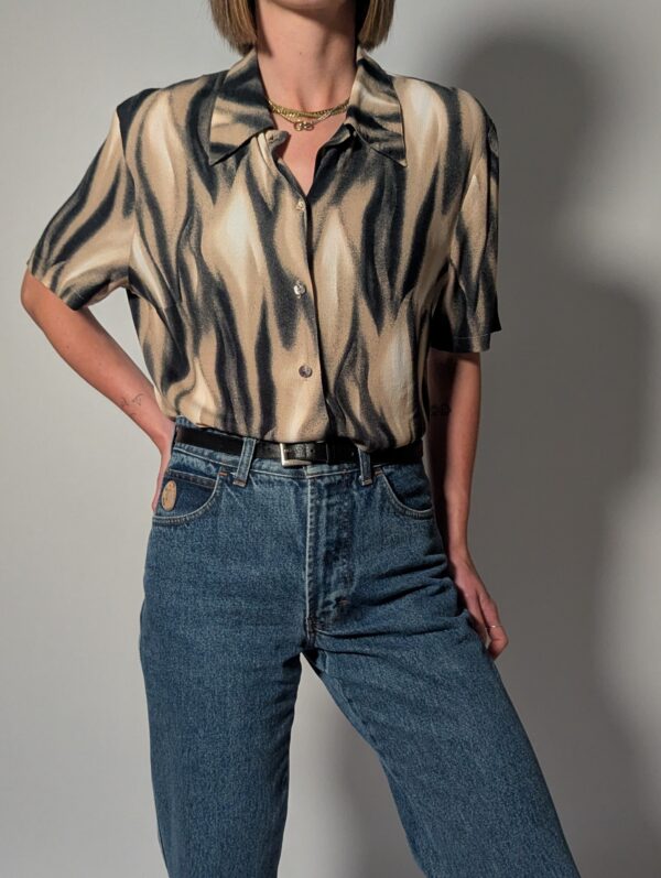 Vintage blouse met korte mouwen in zand, taupe en zwart met vloeiende abstracte print.
