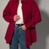 Vintage oversized blouse in diepe roodtint met lange mouwen, borstzak en relaxte pasvorm.