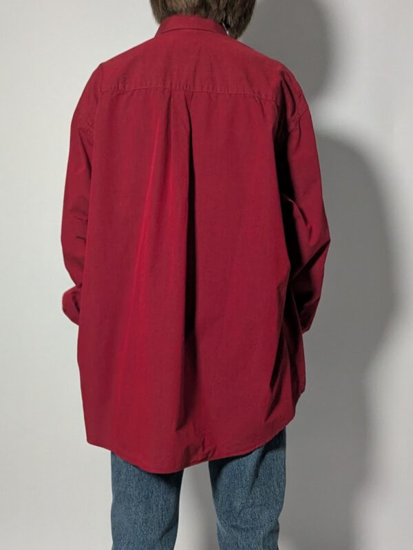 Vintage oversized blouse in diepe roodtint met lange mouwen, borstzak en relaxte pasvorm.