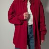 Vintage oversized blouse in diepe roodtint met lange mouwen, borstzak en relaxte pasvorm.