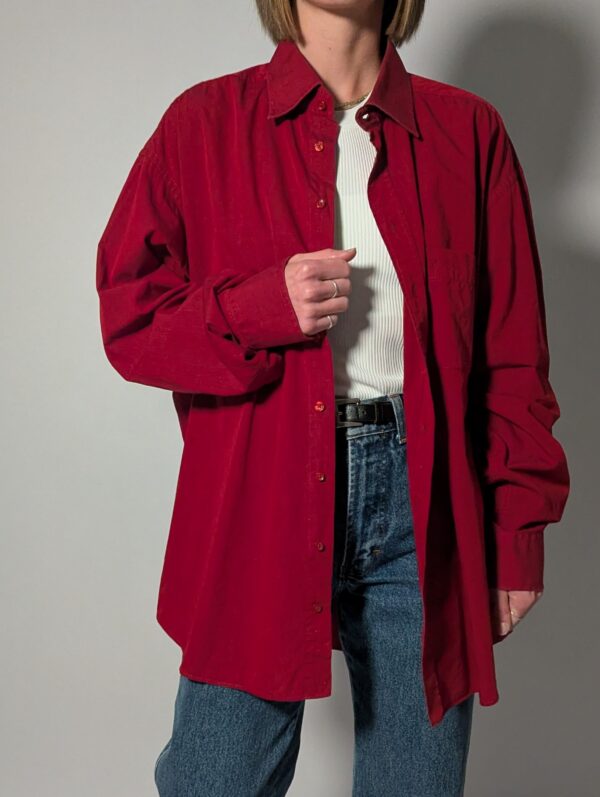 Vintage oversized blouse in diepe roodtint met lange mouwen, borstzak en relaxte pasvorm.