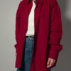Vintage oversized blouse in diepe roodtint met lange mouwen, borstzak en relaxte pasvorm.