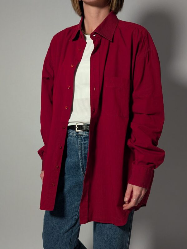 Vintage oversized blouse in diepe roodtint met lange mouwen, borstzak en relaxte pasvorm.
