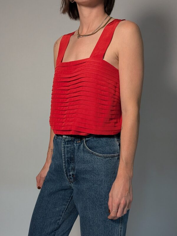 Scarlet pleat 01 Vintage rode top met brede schouderbanden, rechte halslijn en geplooide details op het voorpand.