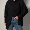 Vintage blouse in vaal zwarte tint met lange mouwen, subtiele structuur en relaxte pasvorm.
