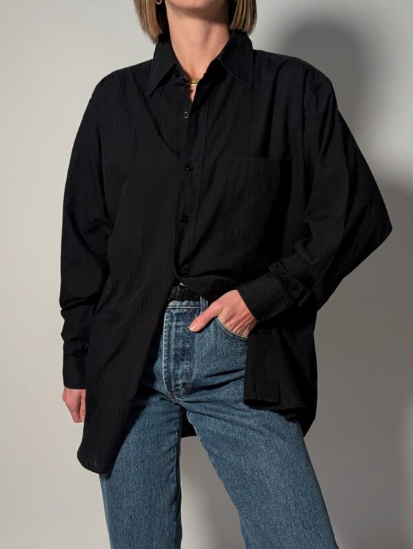 Vintage blouse in vaal zwarte tint met lange mouwen, subtiele structuur en relaxte pasvorm.