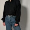 Vintage blouse in vaal zwarte tint met lange mouwen, subtiele structuur en relaxte pasvorm.