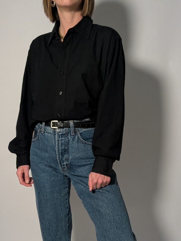 Vintage blouse in vaal zwarte tint met lange mouwen, subtiele structuur en relaxte pasvorm.
