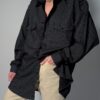Vintage zwarte blouse met fijne verticale streep, lange mouwen en dubbele borstzakken.