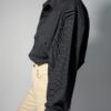 Vintage zwarte blouse met fijne verticale streep, lange mouwen en dubbele borstzakken.
