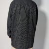 Vintage zwarte blouse met fijne verticale streep, lange mouwen en dubbele borstzakken.