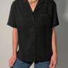 Vintage donkergrijze/zwarte blouse van 100% zijde met korte mouwen, borstzak en relaxte pasvorm.