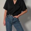 Vintage donkergrijze/zwarte blouse van 100% zijde met korte mouwen, borstzak en relaxte pasvorm.