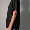 Vintage donkergrijze/zwarte blouse van 100% zijde met korte mouwen, borstzak en relaxte pasvorm.