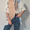 Vintage blouse met korte mouwen in crème, beige en blauw met abstracte bloemenprint en losse pasvorm.