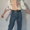 Vintage blouse met korte mouwen in crème, beige en blauw met abstracte bloemenprint en losse pasvorm.