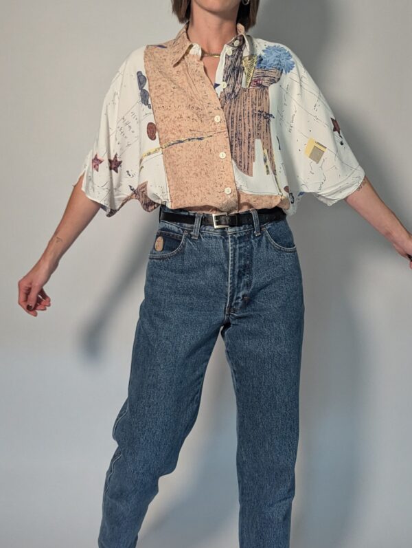 Vintage blouse met korte mouwen in crème, beige en blauw met abstracte bloemenprint en losse pasvorm.