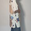 Vintage blouse met korte mouwen in crème, beige en blauw met abstracte bloemenprint en losse pasvorm.