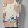 Vintage blouse met korte mouwen in crème, beige en blauw met abstracte bloemenprint en losse pasvorm.