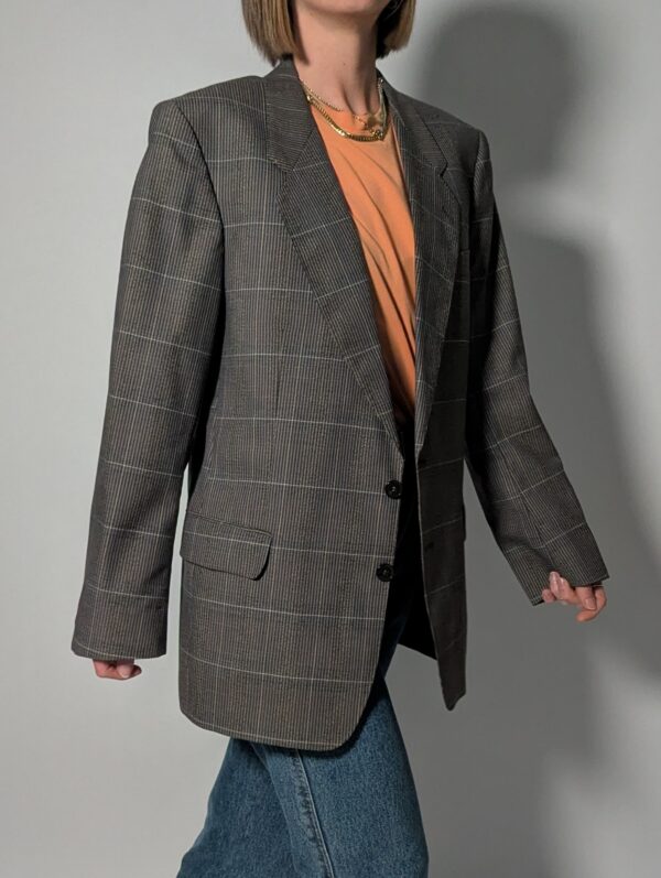 Vintage blazer in grijsbruine tint met subtiele plaid ruit, fijne krijtstreep en rechte oversized pasvorm.
