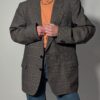 Vintage blazer in grijsbruine tint met subtiele plaid ruit, fijne krijtstreep en rechte oversized pasvorm.