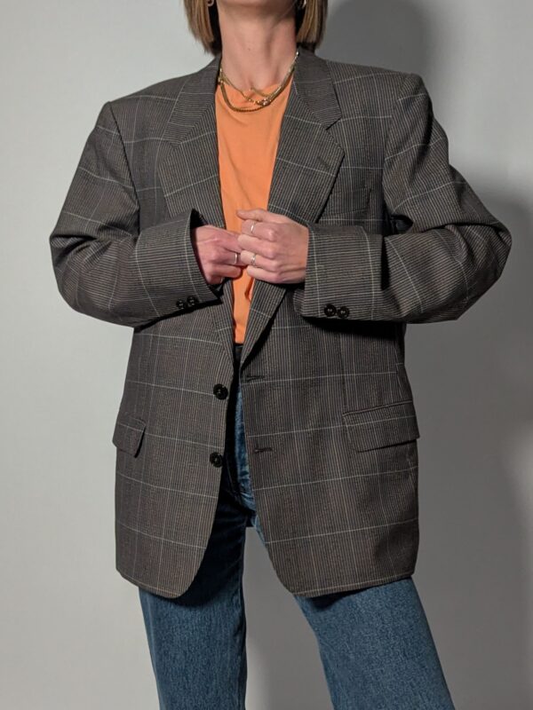Vintage blazer in grijsbruine tint met subtiele plaid ruit, fijne krijtstreep en rechte oversized pasvorm.