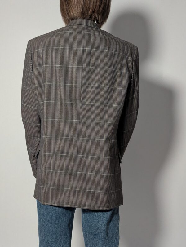 Vintage blazer in grijsbruine tint met subtiele plaid ruit, fijne krijtstreep en rechte oversized pasvorm.