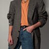 Vintage blazer in grijsbruine tint met subtiele plaid ruit, fijne krijtstreep en rechte oversized pasvorm.