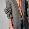 Vintage blazer in grijsbruine tint met subtiele plaid ruit, fijne krijtstreep en rechte oversized pasvorm.