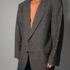 Vintage blazer in grijsbruine tint met subtiele plaid ruit, fijne krijtstreep en rechte oversized pasvorm.