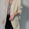 Vintage oversized blazer in zachte zandkleur met rechte pasvorm en klassieke tailored details.