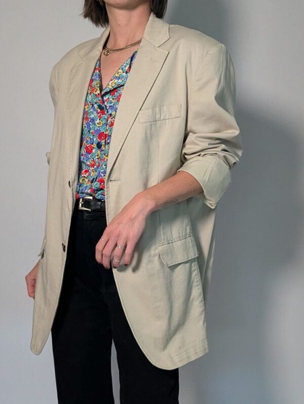 Vintage oversized blazer in zachte zandkleur met rechte pasvorm en klassieke tailored details.