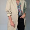 Vintage oversized blazer in zachte zandkleur met rechte pasvorm en klassieke tailored details.