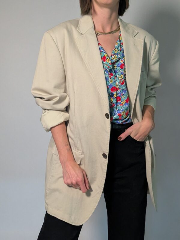 Vintage oversized blazer in zachte zandkleur met rechte pasvorm en klassieke tailored details.