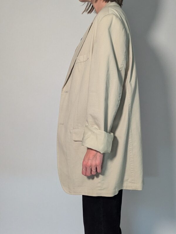 Vintage oversized blazer in zachte zandkleur met rechte pasvorm en klassieke tailored details.
