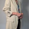 Vintage oversized blazer in zachte zandkleur met rechte pasvorm en klassieke tailored details.
