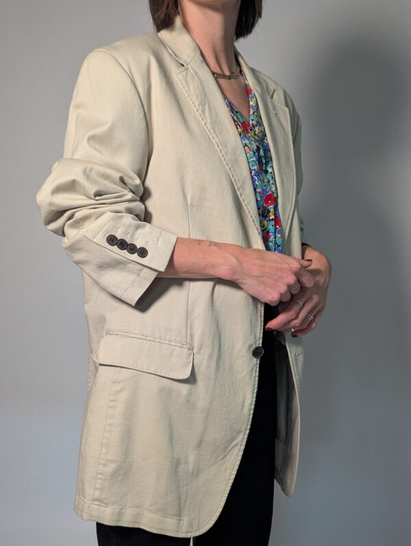 Vintage oversized blazer in zachte zandkleur met rechte pasvorm en klassieke tailored details.