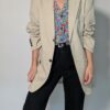 Vintage oversized blazer in zachte zandkleur met rechte pasvorm en klassieke tailored details.