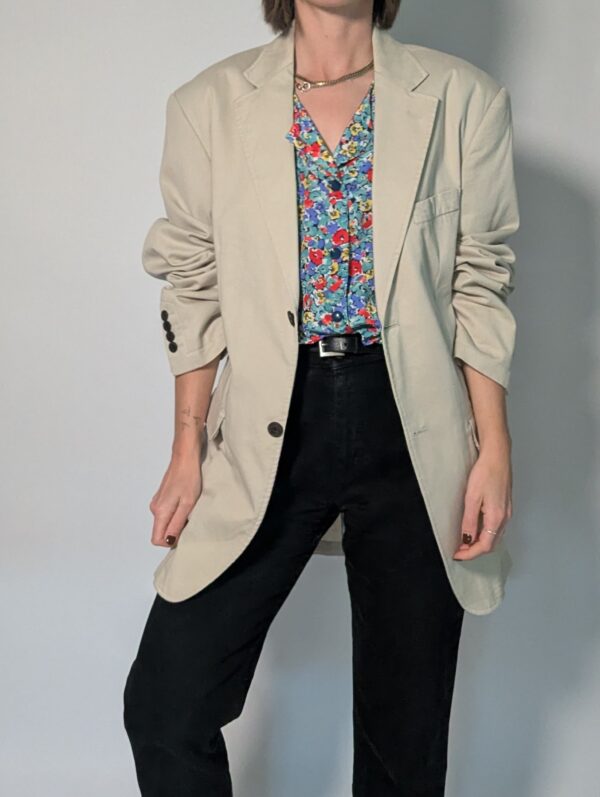 Vintage oversized blazer in zachte zandkleur met rechte pasvorm en klassieke tailored details.