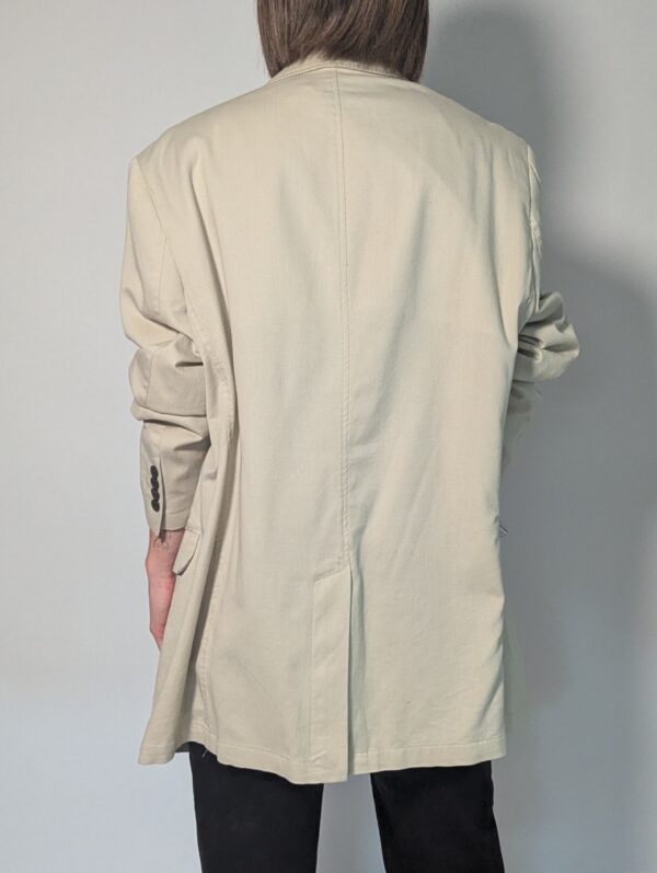 Vintage oversized blazer in zachte zandkleur met rechte pasvorm en klassieke tailored details.