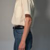 Vintage crèmekleurige blouse met korte mouwen, borstzak en luchtige pasvorm.
