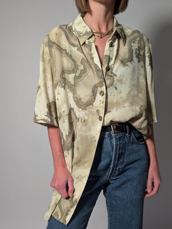 Vintage blouse met korte mouwen in crème, zand en taupe met abstracte waterverfachtige print.