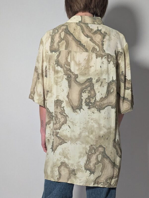 Vintage blouse met korte mouwen in crème, zand en taupe met abstracte waterverfachtige print.