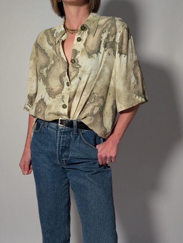 Vintage blouse met korte mouwen in crème, zand en taupe met abstracte waterverfachtige print.