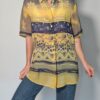 Vintage blouse met korte mouwen in geel, blauw en zand met grafische retro print en relaxte pasvorm.