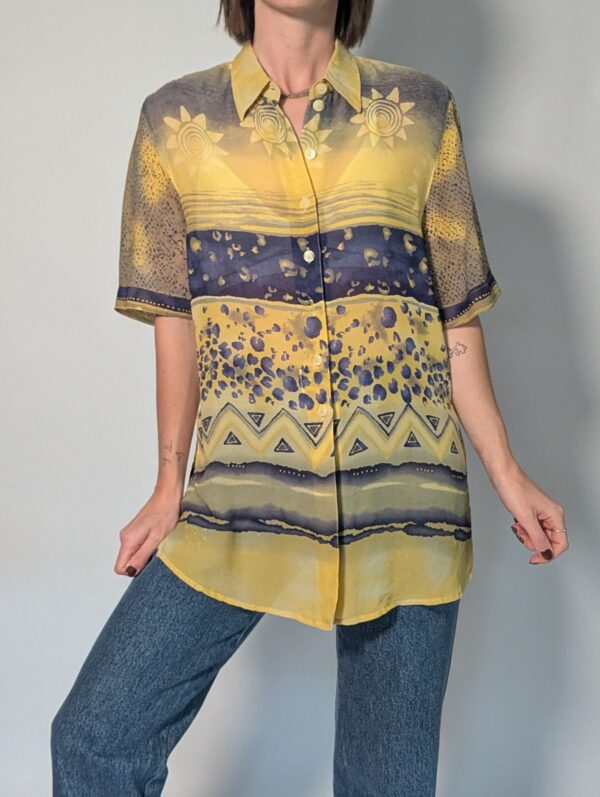 Vintage blouse met korte mouwen in geel, blauw en zand met grafische retro print en relaxte pasvorm.