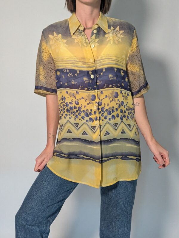 Vintage blouse met korte mouwen in geel, blauw en zand met grafische retro print en relaxte pasvorm.